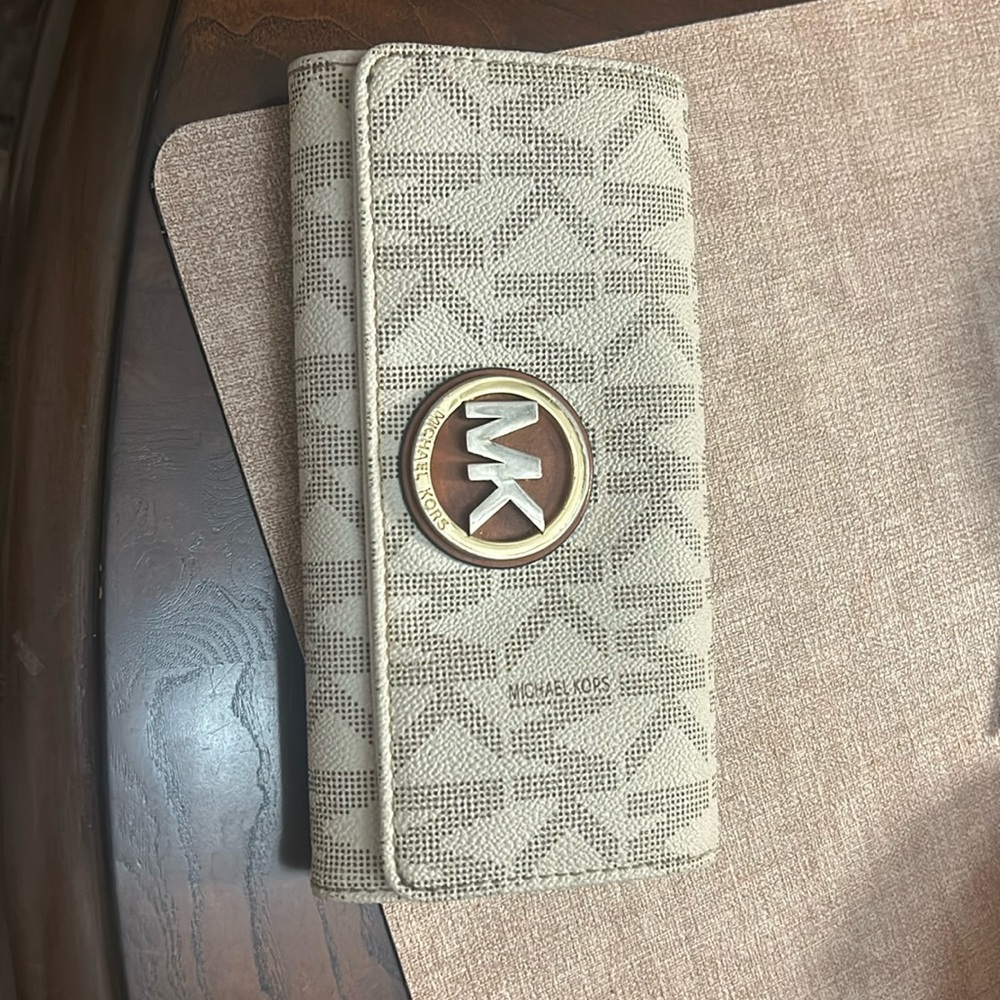Michael kors wallet
super cute colors and perfect size 
Great condition